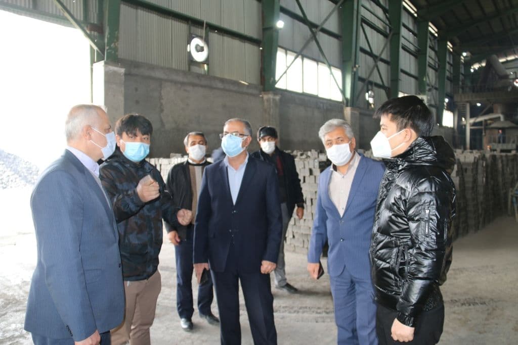 بازدید فرماندار شهرستان خوی و مدیرکل امور اقتصادی و دارایی آذربایجان غربی از کارخانه استحصال طلا در ناحیه صنعتی ایواوغلی