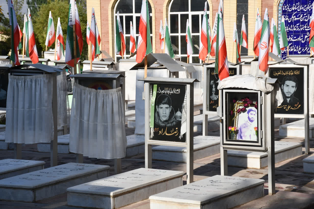 عطر افشانی و گلباران مزار مطهر شهداء شهرستان خوی در هفته دولت با حضور سرپرست فرمانداری ویژه