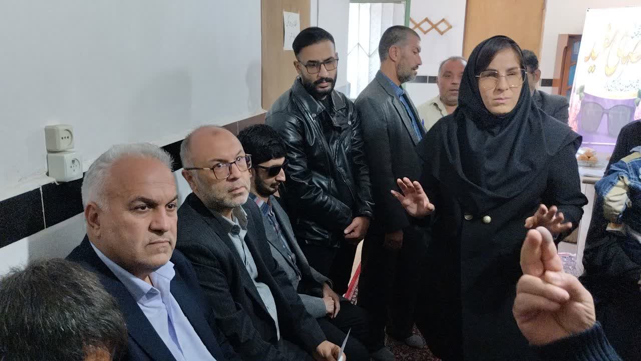 دیدار فرماندار ویژه خوی با نابینایان به مناسبت روز جهانی عصای سفید