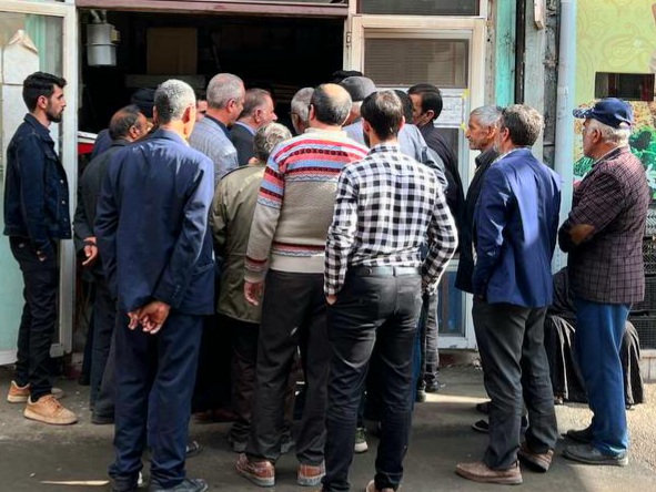 فرماندار خوی به همراه مسئولین مربوطه، شخصا به پای انتقادات و حرف دل شهروندان مقابل نانواییها نشست.