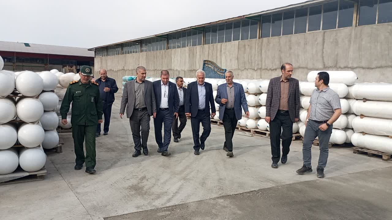 بازدید سرپرست فرمانداری خوی از روند فعالیت شرکت دانش بنیان سیلندر سراج خوی