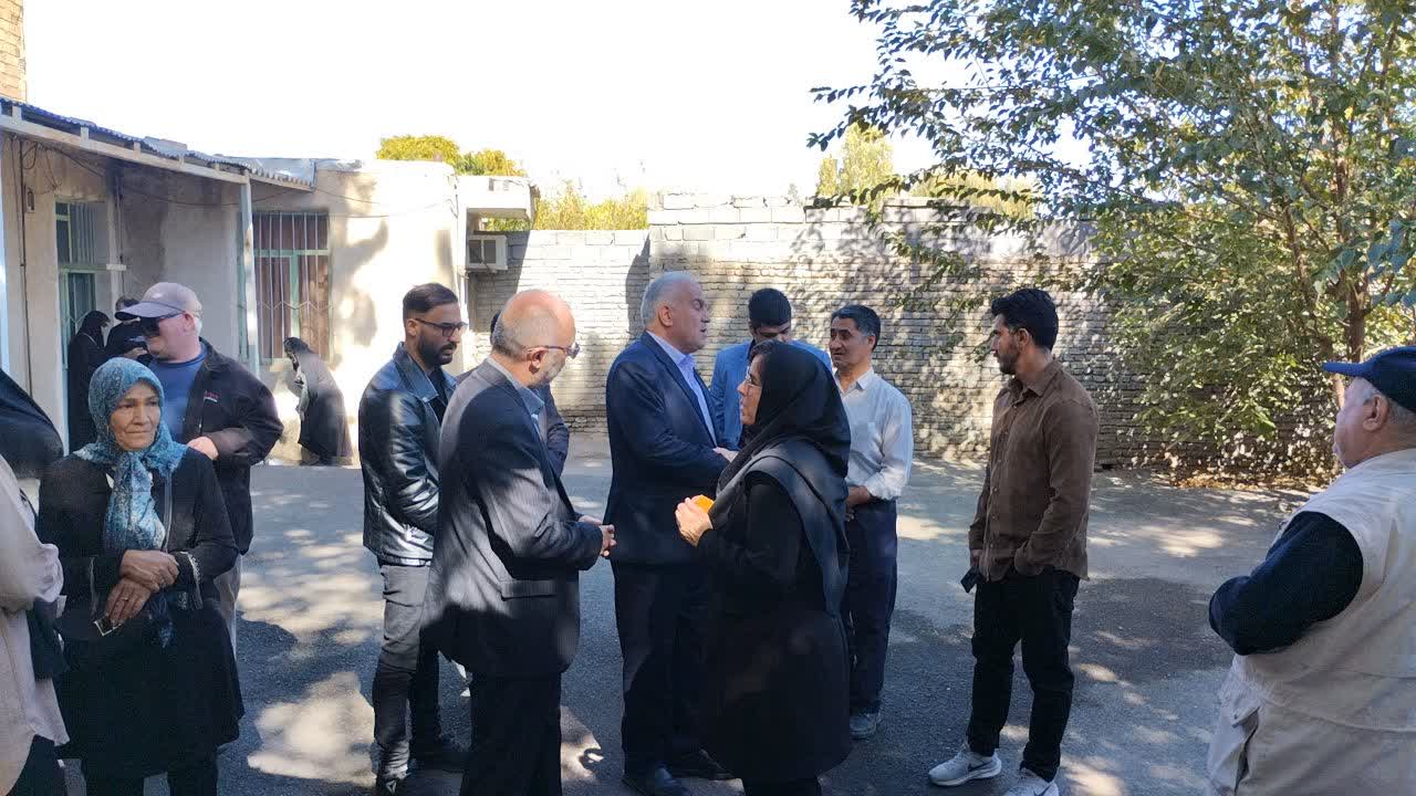 دیدار فرماندار ویژه خوی با نابینایان به مناسبت روز جهانی عصای سفید