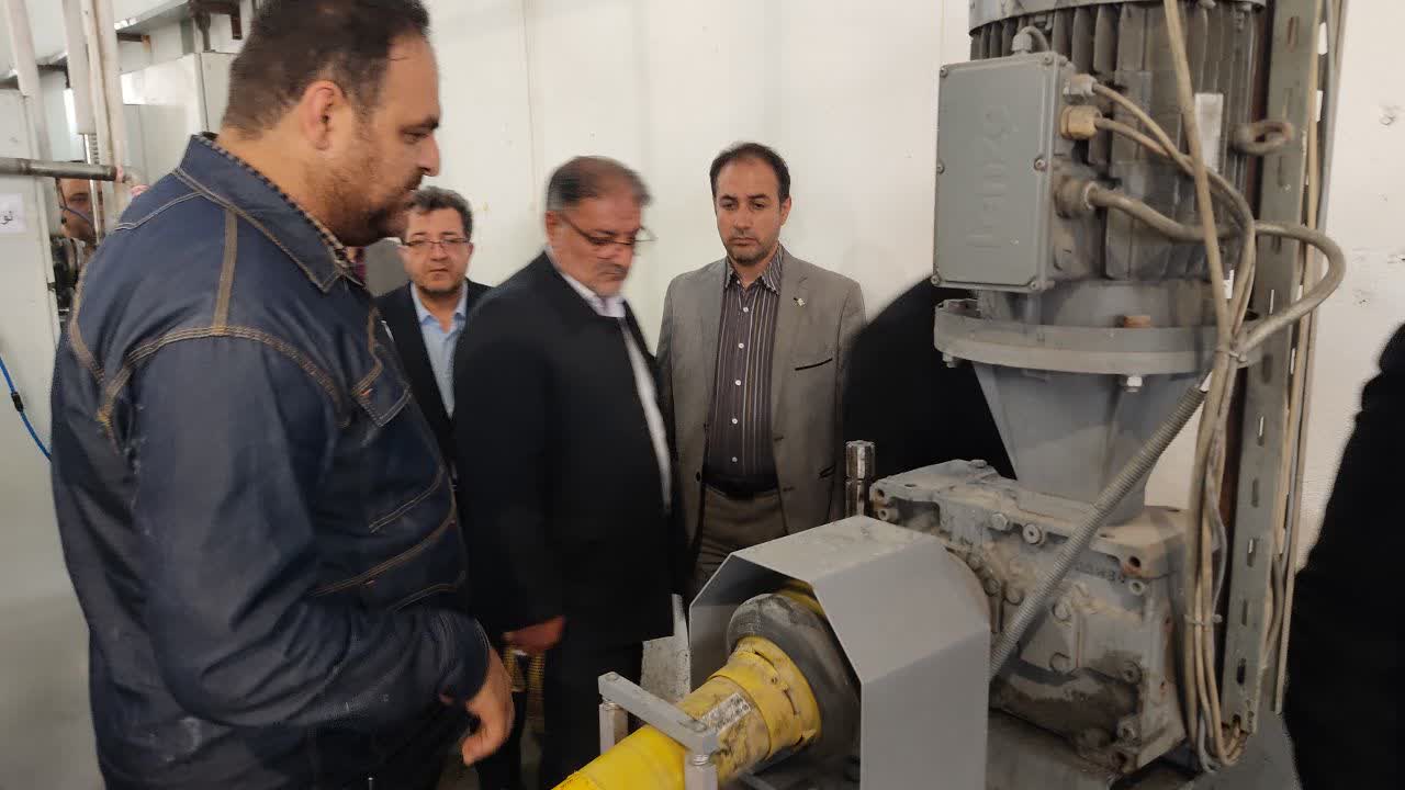 بازدید معاون وزیر کار از کارخانجات نساجی خوی