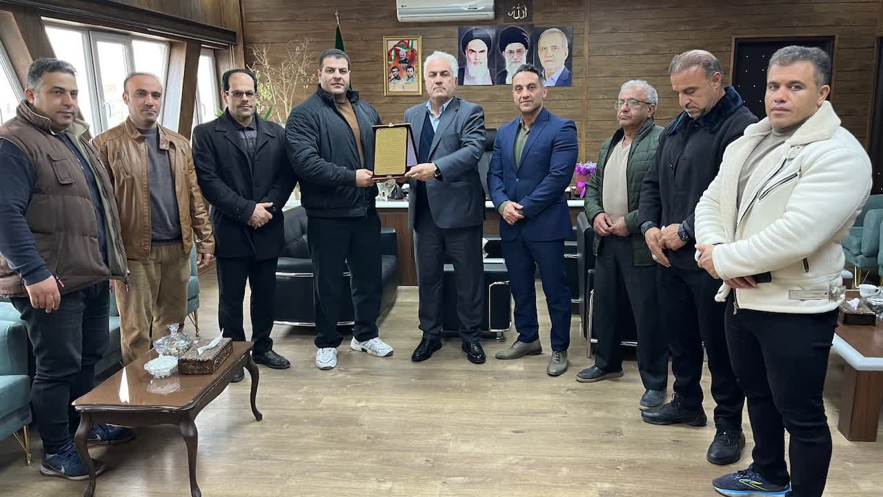 دیدار رئیس هیئت بدنسازی و پرورش اندام شهرستان خوی با فرماندار و تجلیل از وی