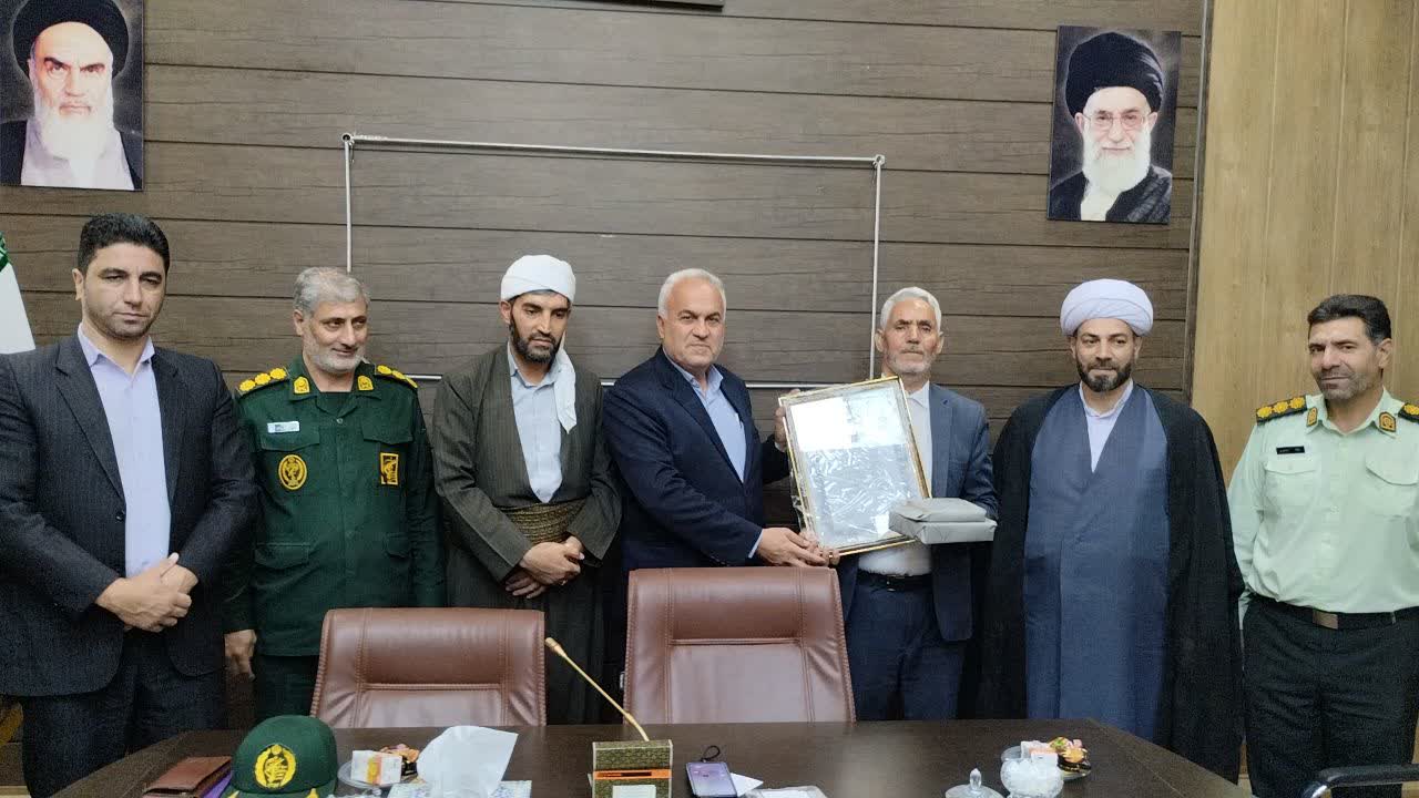 تجلیل فرماندار خوی از رزمنده دفاع مقدس احمد پندند در بخش قطور