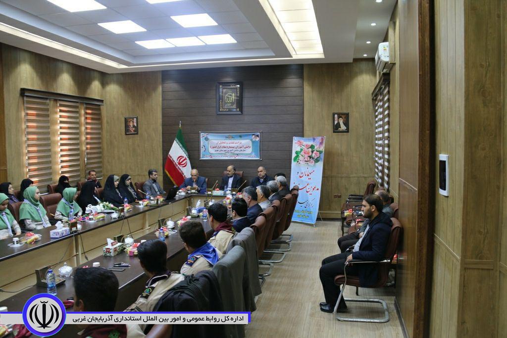 دیدار فرماندار با دانش آموزان و مربیان پیشتاز شهرستان خوی