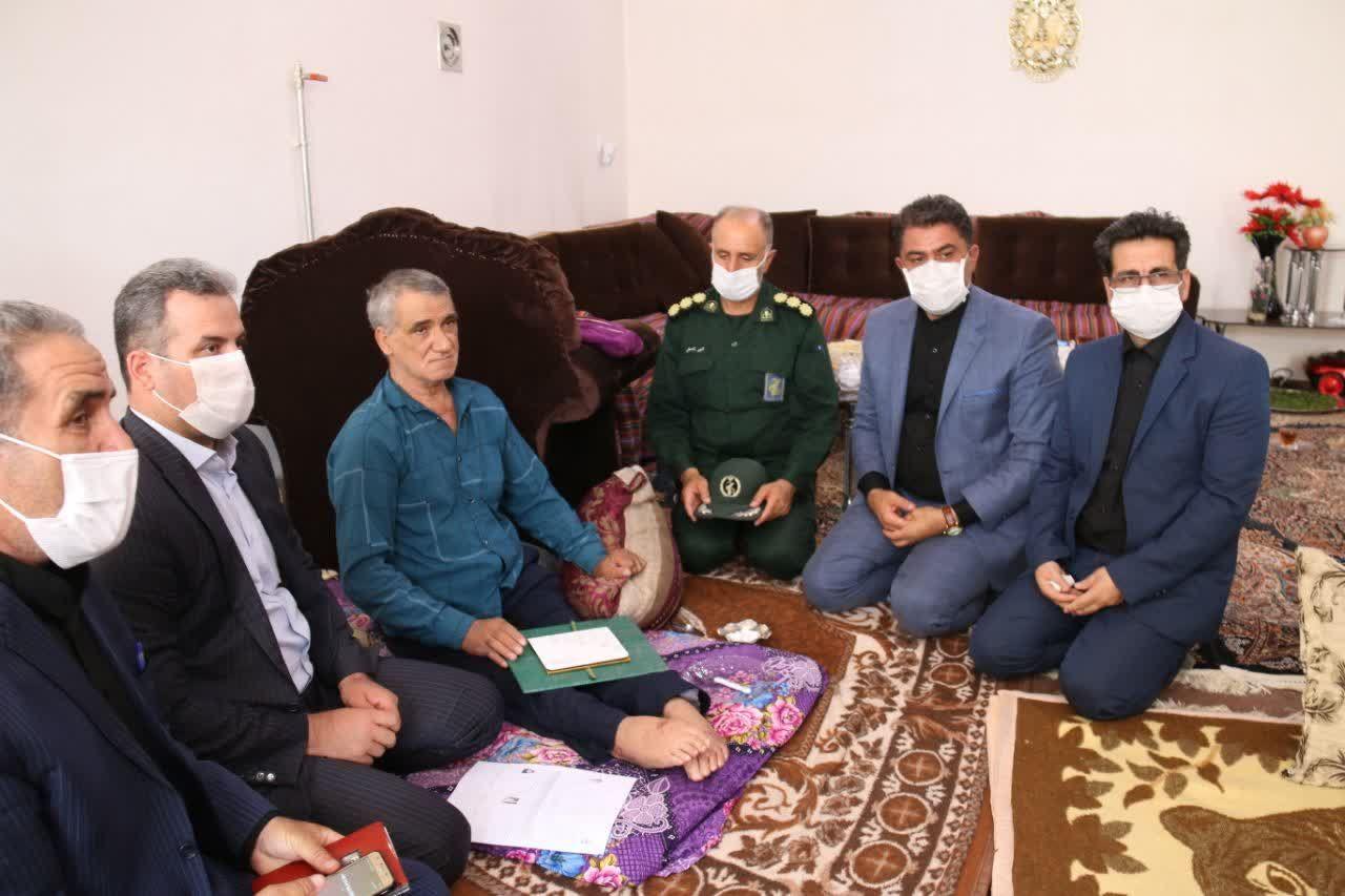 بمناسبت هفته دولت: دیدار سرپرست فرمانداری شهرستان خوی و نماینده مردم در مجلس با پدر شهید علی اصغر زینالی سابق و صفر کاظم زاده جانباز 70 درصد