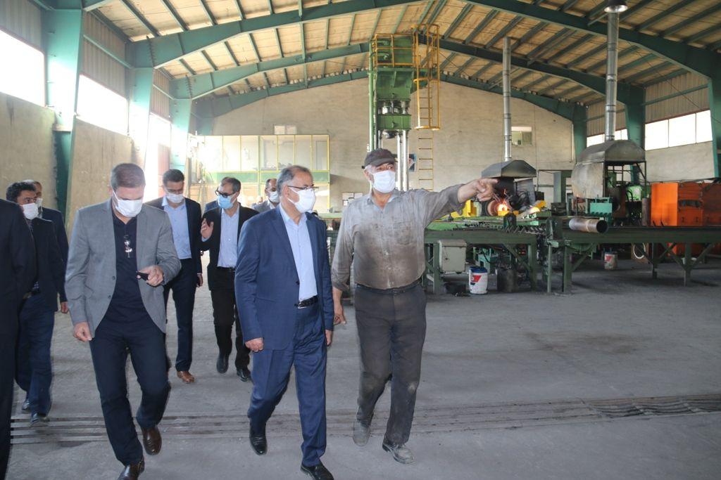حضور فرماندار شهرستان خوی در واحد تولید انواع کپسول های گاز و اکسیژن جهت رسیدگی و رفع مشکل ترخیص مواد اولیه این واحد از گمرک
