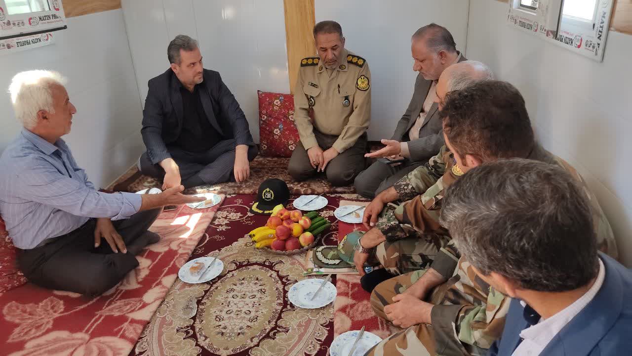 دیدار جانشین سازمان ایثارگران نیروی زمینی ارتش و فرماندار خوی با تنی چند از ارتشیان ایثارگر مناطق زلزله زده