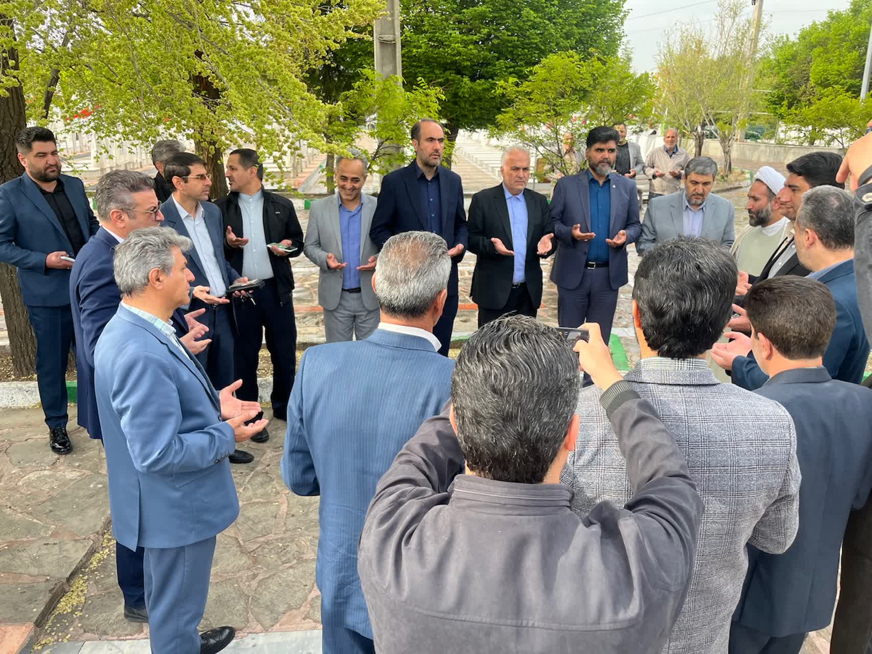 سرپرست فرمانداری خوی اولین روز کاری را در مزار شهدا آغاز کرد