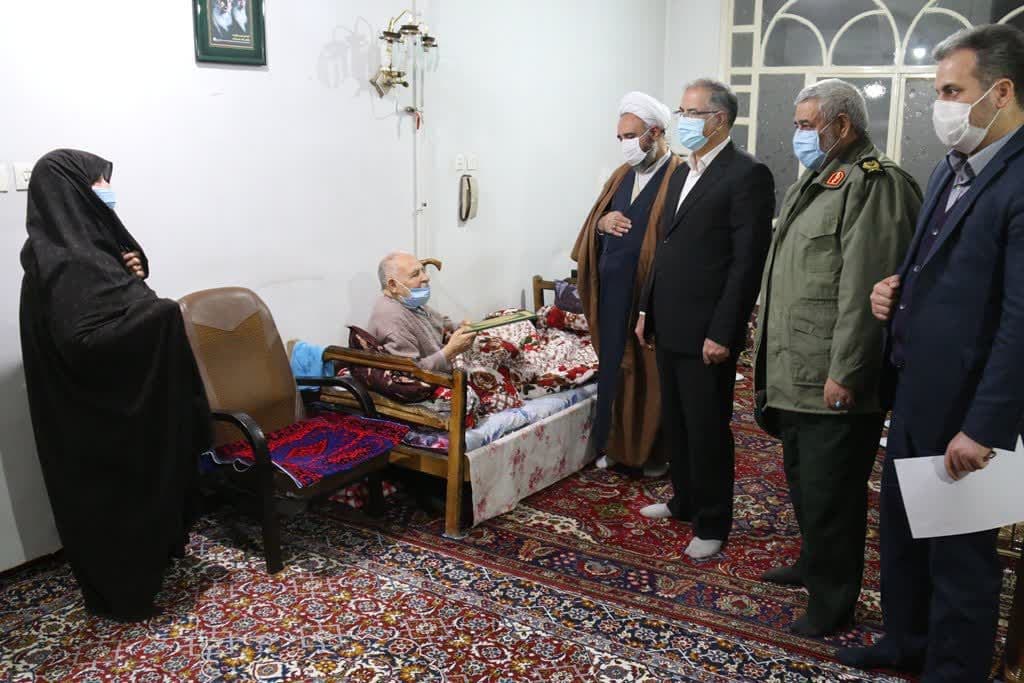 دیدار فرماندار ویژه شهرستان خوی با خانواده معظم شهداء