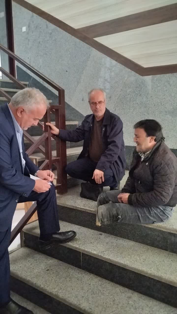 فرماندار خوی برای احترام به شهروند معلول، پشت میز نماند، رسیدگی فوری در راهرو فرمانداری