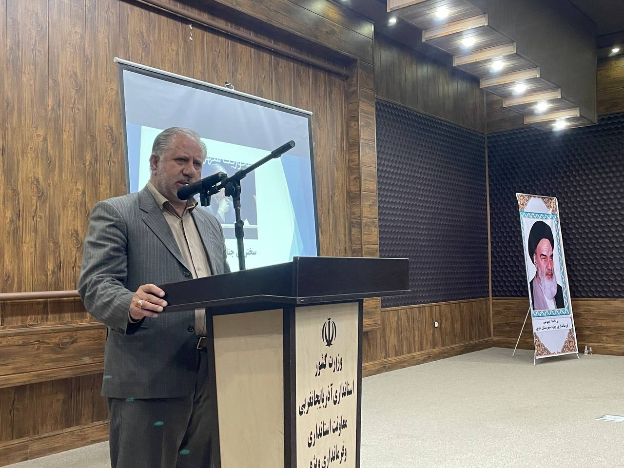 تجلیل از کارمندان نمونه شهرستان خوی
