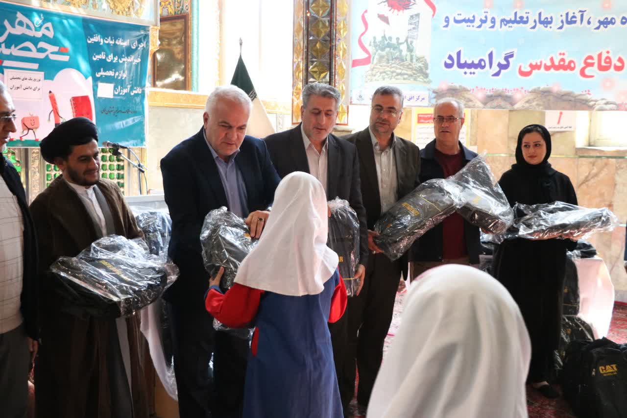 توزیع 115 پک آموزشی در بین نیازمندان