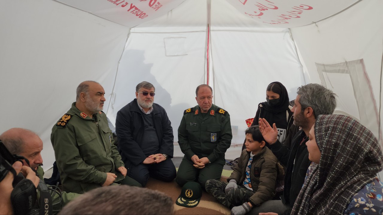 آلبوم تصویری/ بازدید فرمانده سپاه پاسداران انقلاب اسلامی از روند اسکان اضطراری زلزله زدگان شهرستان خوی