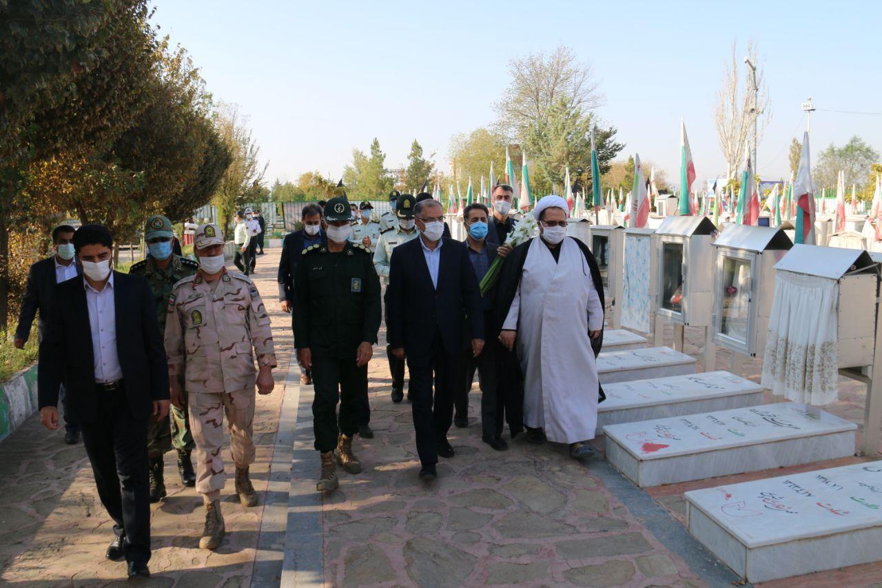 ادای احترام فرماندار شهرستان خوی به مقام شامخ شهداء