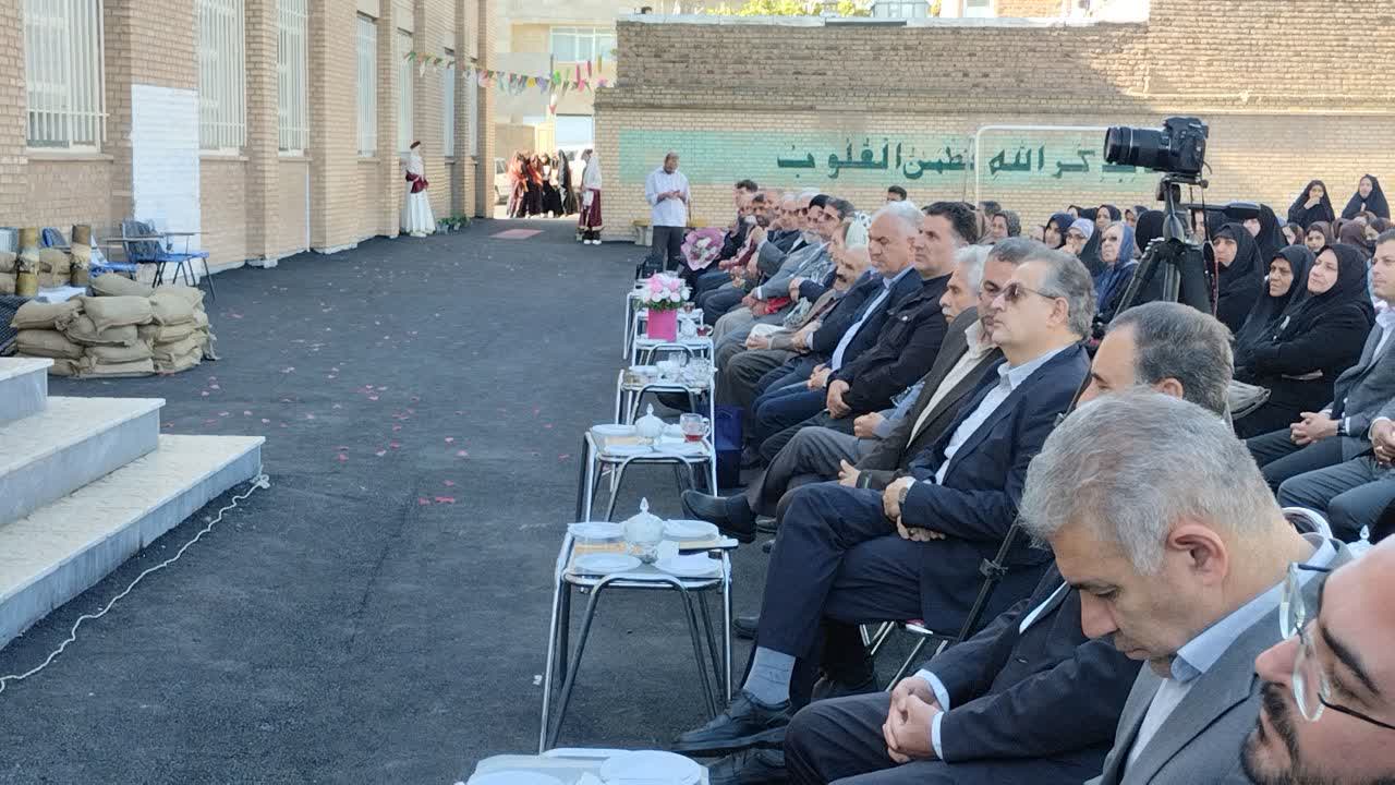 جشن «جوانهها» در دبیرستان ژاله آموزگار خوی برگزار شد