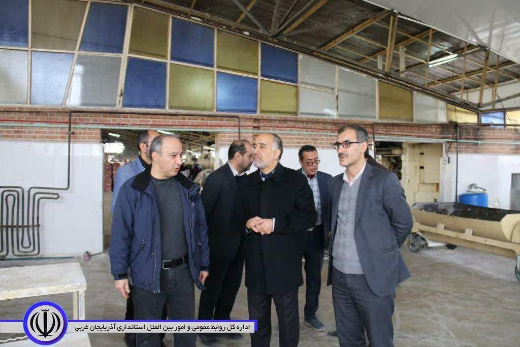 بازدید فرماندار خوی از کارخانه توتیا