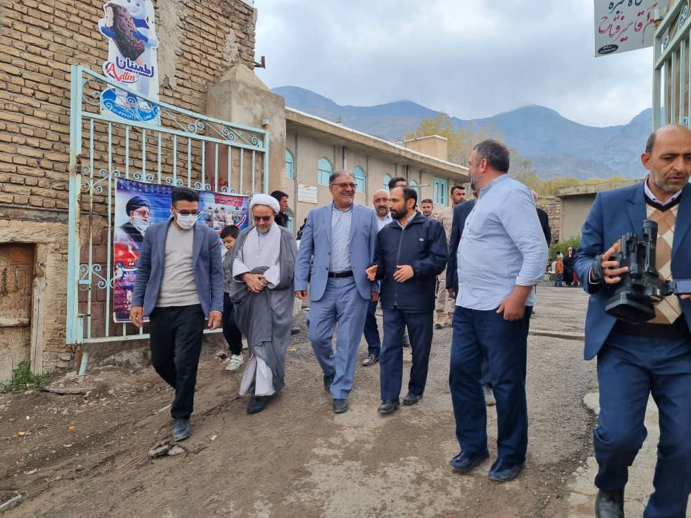 دیدار فرماندار خوی با گروه جهادی درمانی و داندانپزشکی استان تهران مستقر در روستای ممش خان