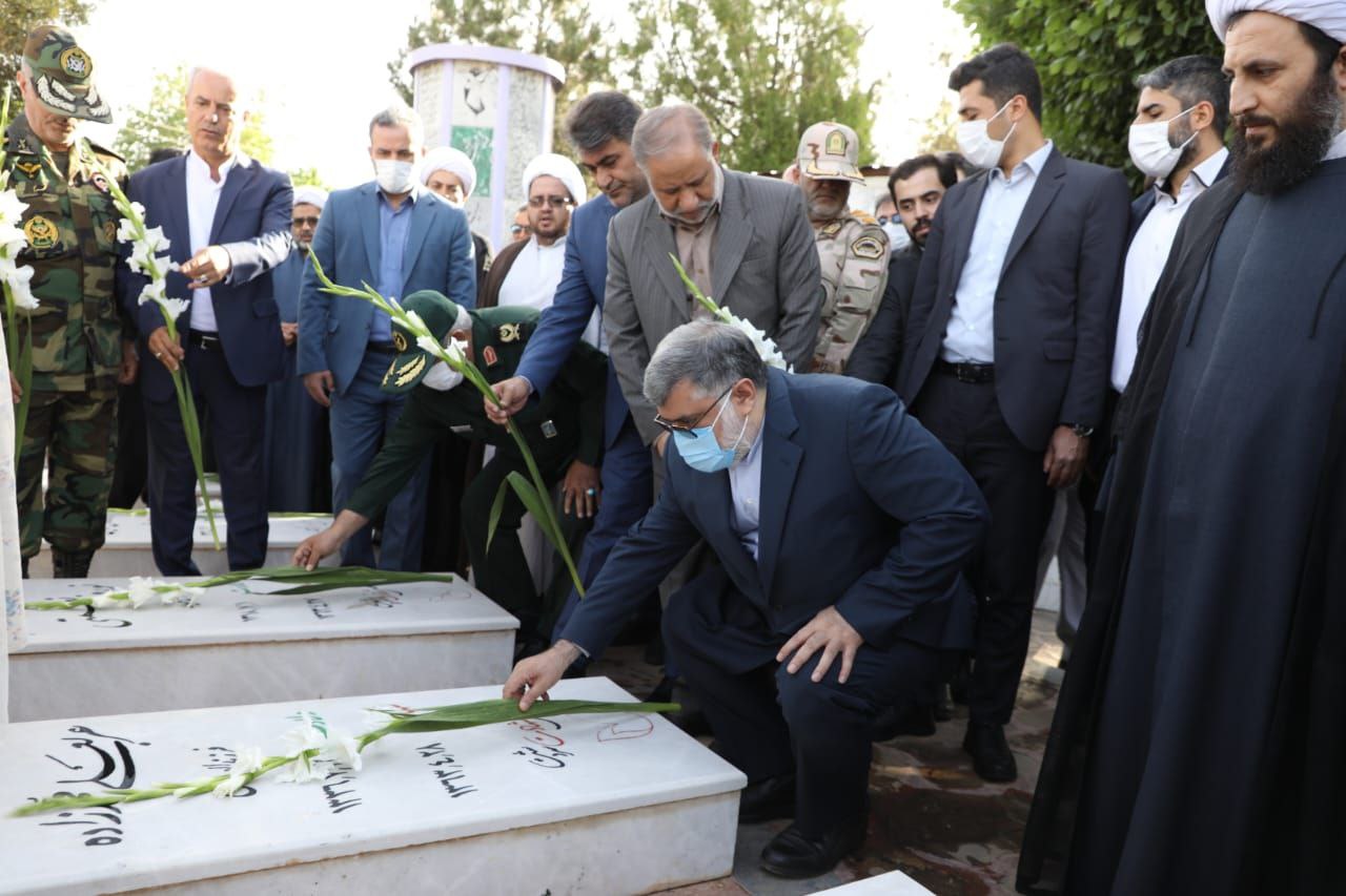 ادای احترام استاندار آذربایجان غربی به مقام شامخ شهدای شهرستان خوی