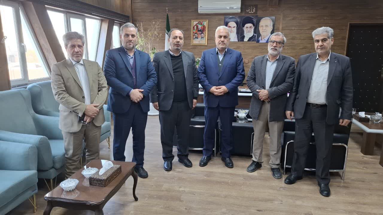 تأکید فرماندار ویژه خوی و مدیرکل بنیاد شهید و امور ایثارگران استان بر ارتقای خدمات‌رسانی به خانواده‌های معظم شهدا