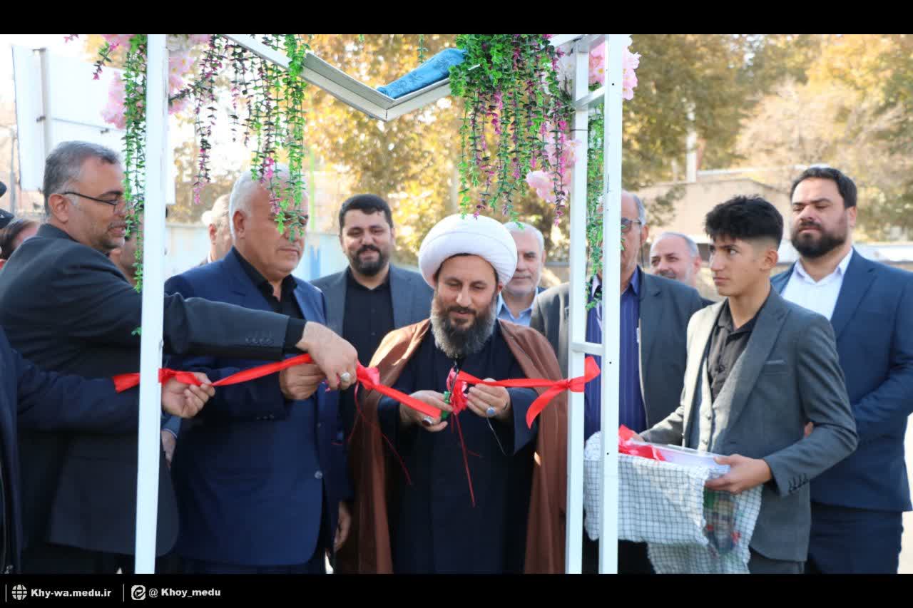افتتاح یک باب چمن مصنوعی درون مدرسه ای در دبیرستان مرحوم حکیمی خوی