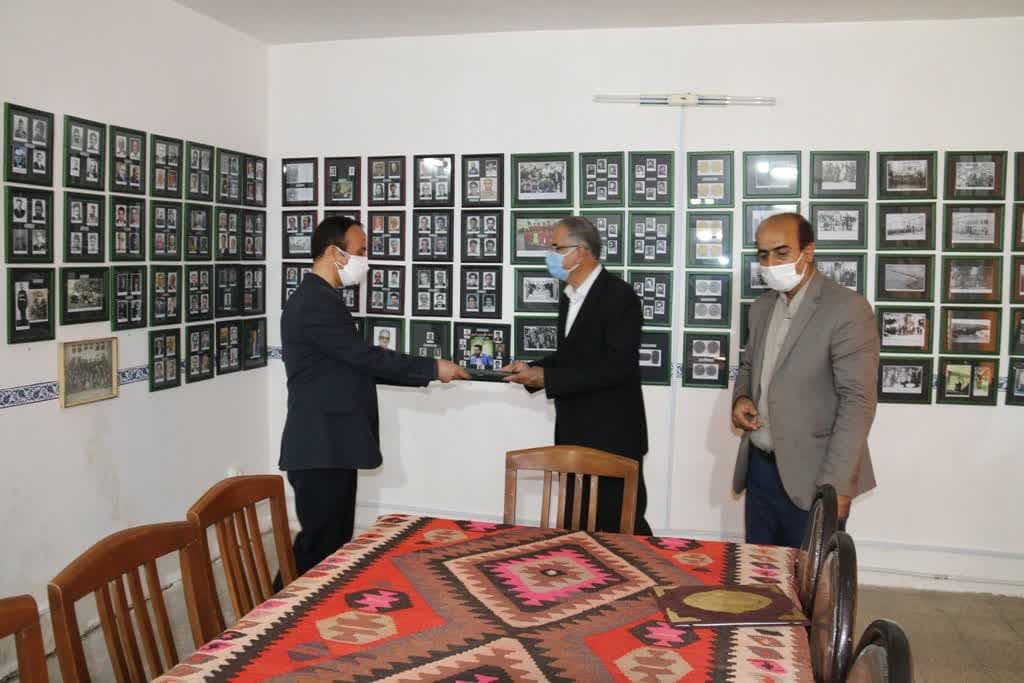 بازدید حسین عباسی فرماندار ویژه شهرستان خوی از موزه بمناسبت هفته میراث فرهنگی