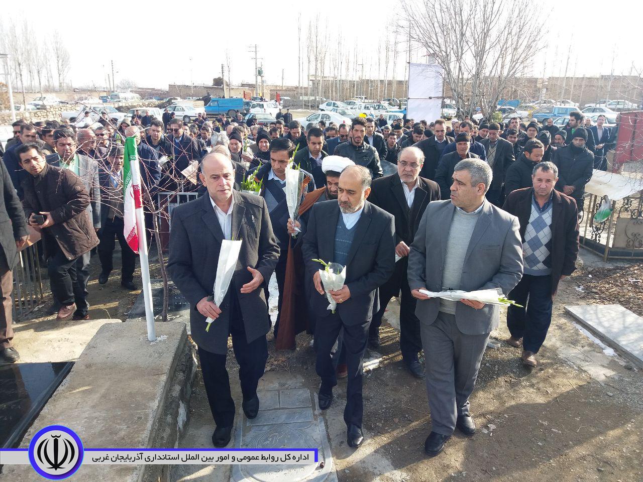 آغاز برنامه های بزرگداشت چهلمین سالگرد پیروزی شکوهمند انقلاب اسلامی در شهرستان خوی با حضور مسئولان در روستای وار
