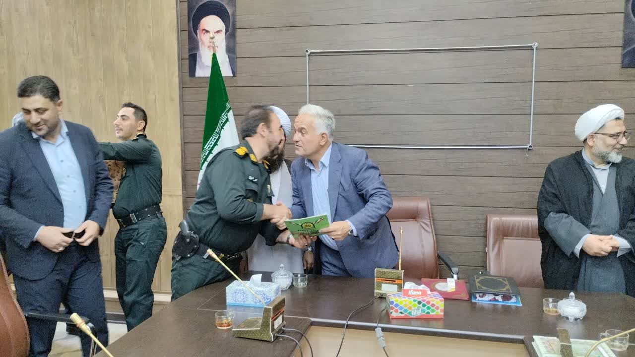 تجلیل از فرماندار خوی به مناسبت هفته دولت