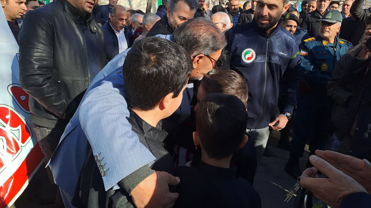 همه به عشق انقلاب آمدند