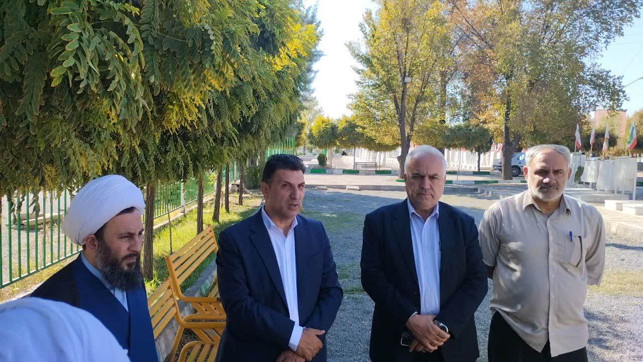 بررسی میدانی وضعیت گلزار شهدای خوی با حضور فرماندار ویژه شهرستان
