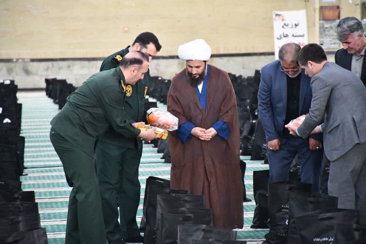 حضور فرماندار شهرستان خوی در مراسم اهدای 5000 کمک های مومنانه بسته های معیشتی بمناسبت عیدسعیدفطر