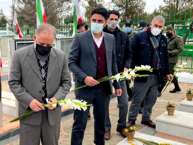 حضور سرپرست فرمانداری ویژه شهرستان خوی در اولین روز از سال نو در مزار شهدا