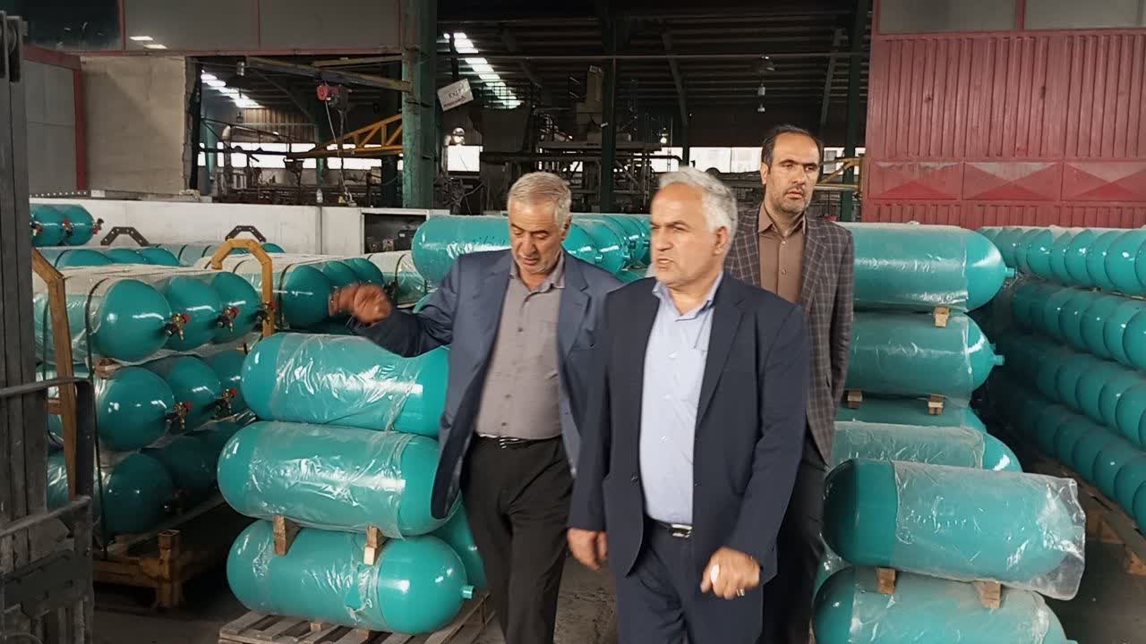 بازدید سرپرست فرمانداری خوی از روند فعالیت شرکت دانش بنیان سیلندر سراج خوی