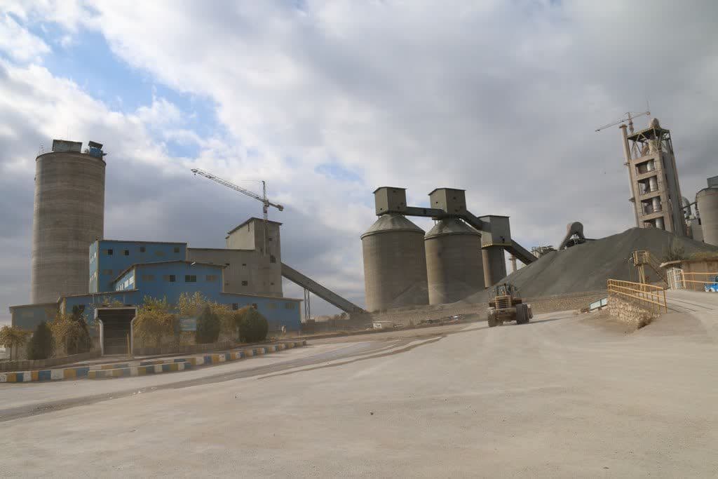 بازدید معاون استاندار و فرماندار ویژه شهرستان خوی از کارخانه سیمان