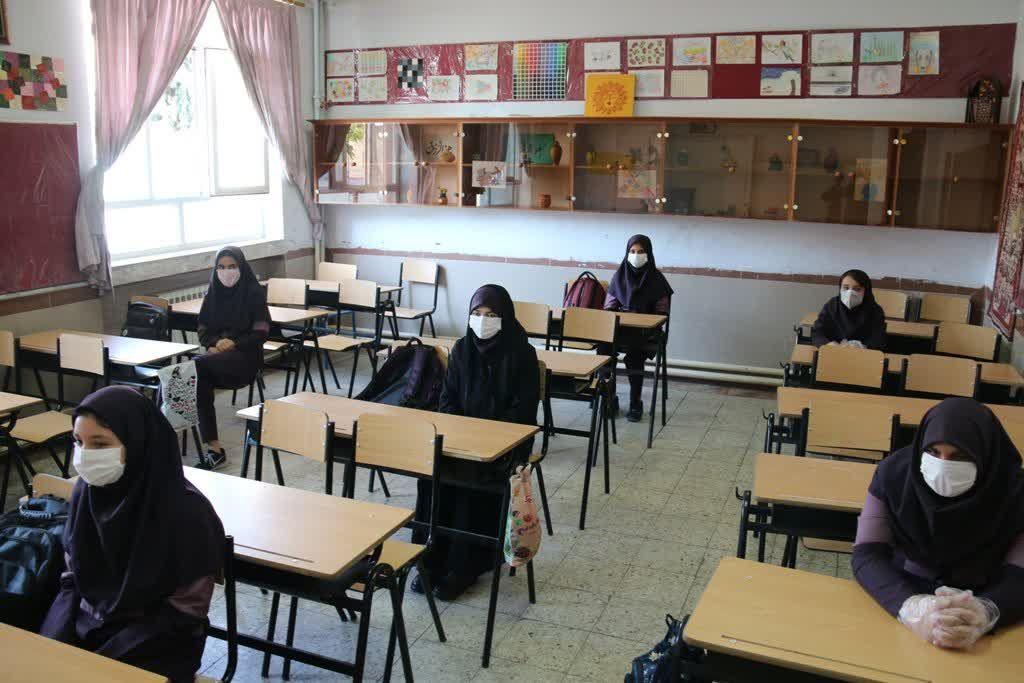 آغاز سال تحصیلی جدید و نواختن زنگ مدرسه در دبیرستان دخترانه شاهد ام ابیها با حضور سرپرست معاونت استانداری و فرمانداری ویژه شهرستان خوی