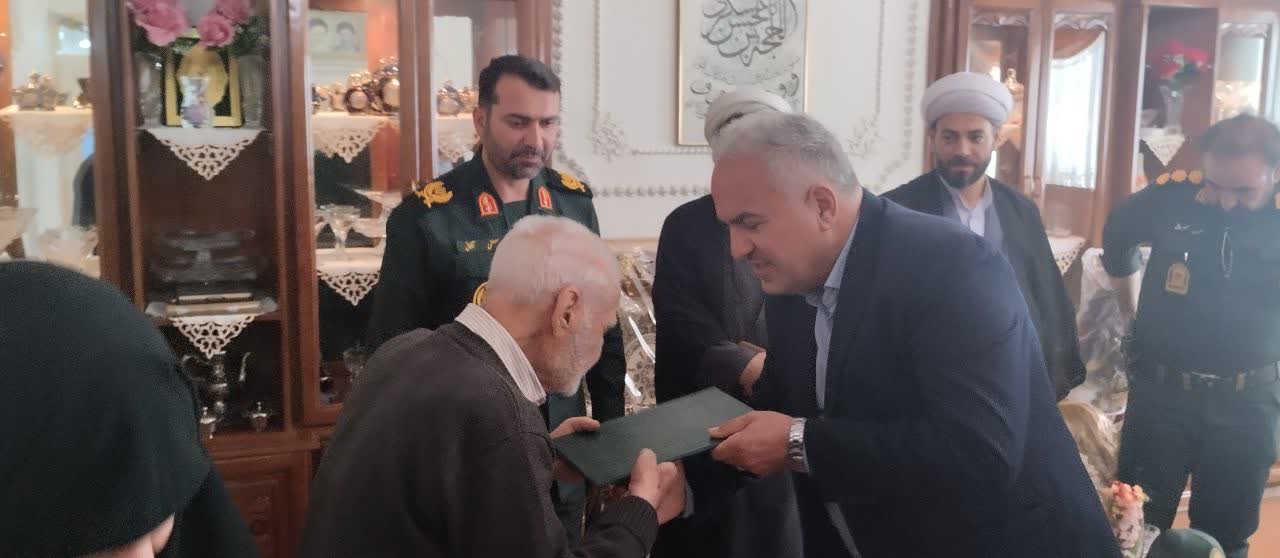 دیدار مسئولان شهرستان خوی با خانواده شهید مرتضی مرادخانی همزمان با هفته دفاع مقدس