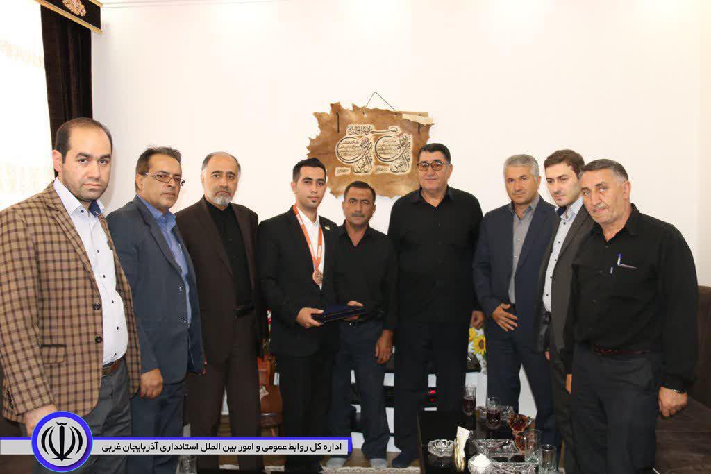 حضور سید محمد عابدی معاون استاندار و فرماندار ویژه شهرستان خوی در منزل رضا آباطی زاده نخبه مهارتی رشته جواهرسازی