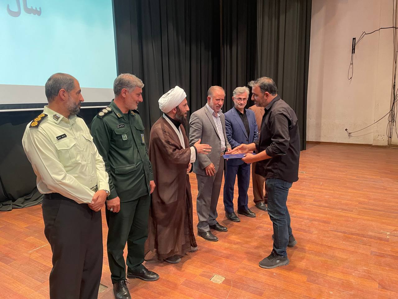 برگزاری مراسم گرامیداشت هفته دولت و تجلیل از کارمندان نمونه شهرستان خوی