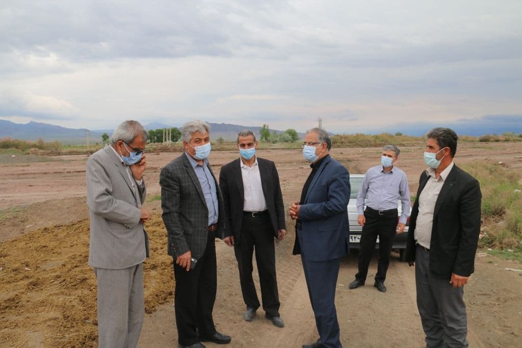 بازدید فرماندار ویژه شهرستان خوی از زمین های کشاورزی روستاهای سیل زده بخش ایواوغلی