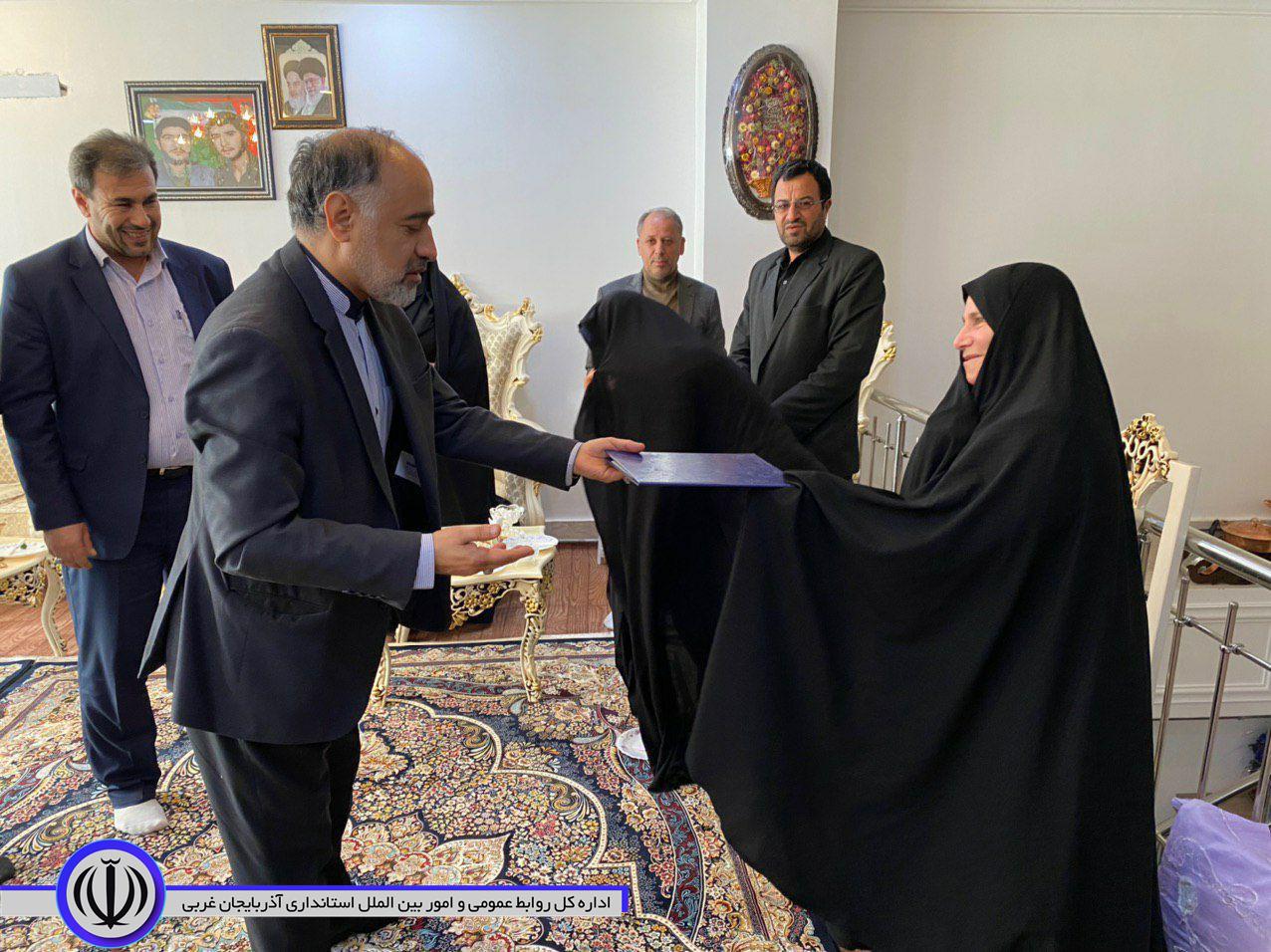 دیدار فرماندار شهرستان خوی با خانواده شهداء