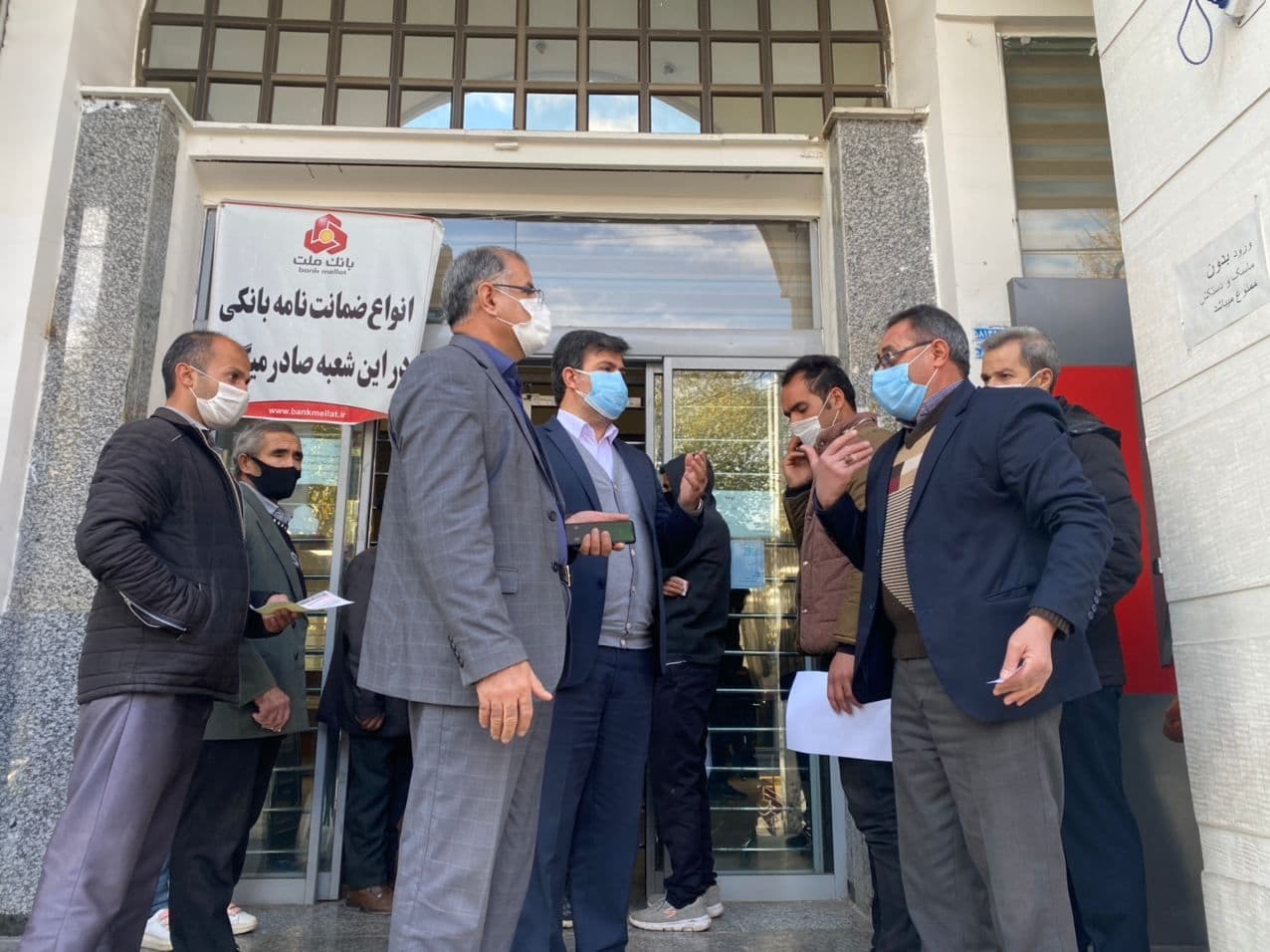 بازدید فرماندار و رئیس شورای هماهنگی، پیشگیری و مبارزه با کرونا شهرستان خوی از نحوه اجرای دستورالعمل های بهداشتی در بانک ها