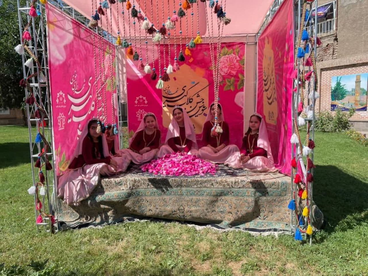برگزاری جشنواره گلاب گیری در شهرستان خوی