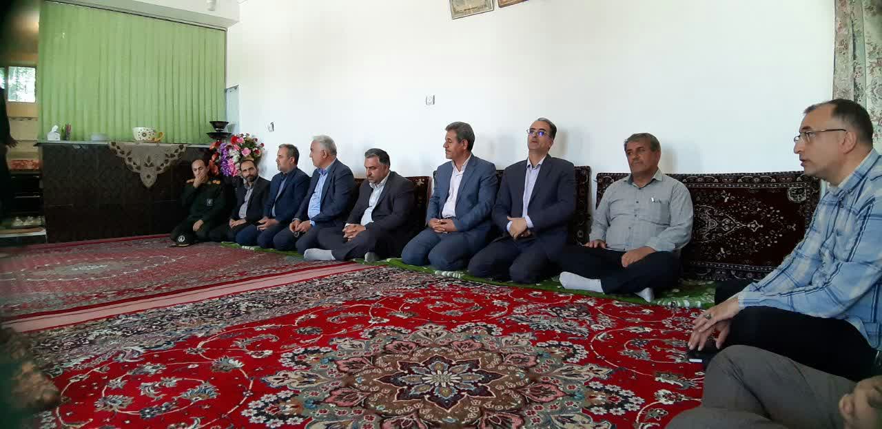 دیدار مسئولین شهرستان خوی با مادر شهید والامقام حسن ابراهیم پور بمناسبت هفته دولت