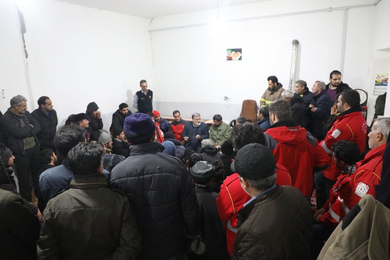 آلبوم تصویری/ بازدید شبانه استاندار آذربایجانغربی از اردوگاه و کمپ های اسکان اضطراری زلزله زدگان خوی
