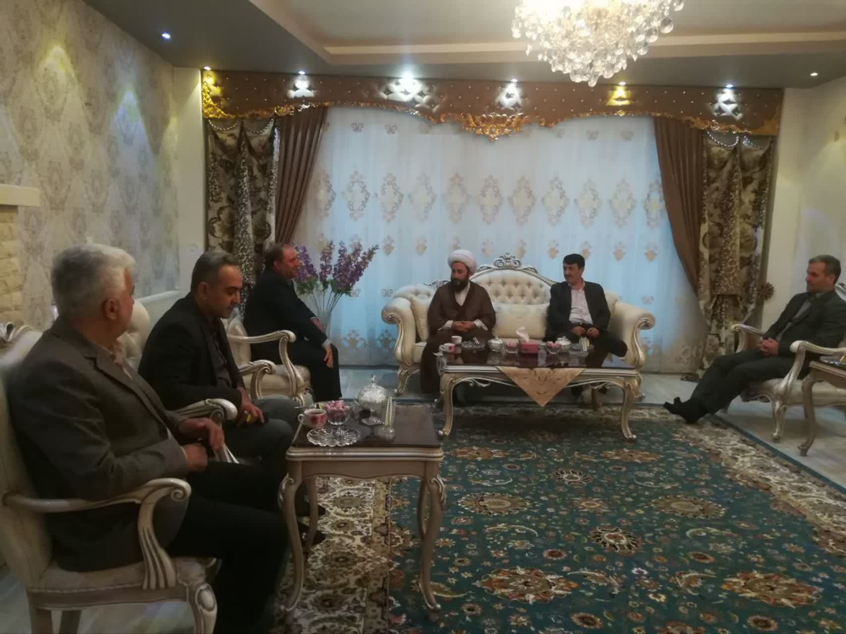 دیدار معاون فرماندار با چند خانواده معظم شهداء و ایثارگران خویی