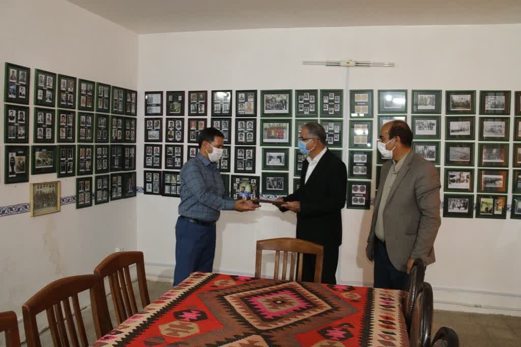 بازدید حسین عباسی فرماندار ویژه شهرستان خوی از موزه بمناسبت هفته میراث فرهنگی