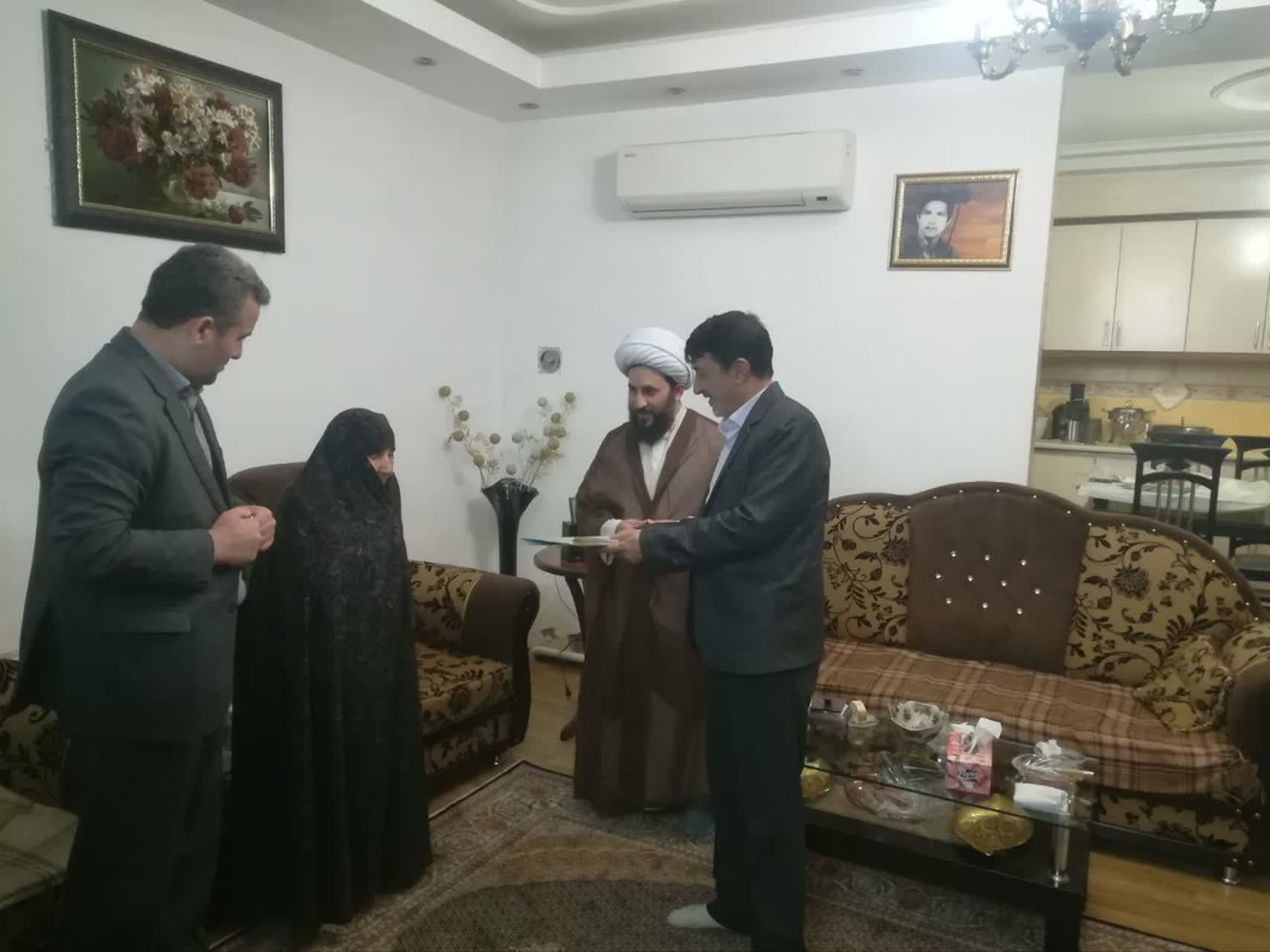 دیدار معاون فرماندار با چند خانواده معظم شهداء و ایثارگران خویی