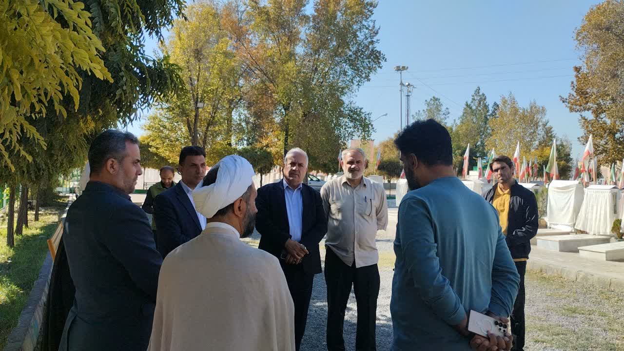 بررسی میدانی وضعیت گلزار شهدای خوی با حضور فرماندار ویژه شهرستان