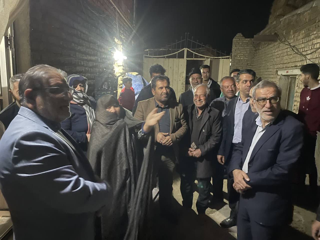 بازدید شبانه فرماندار ویژه خوی از روستای گنبد